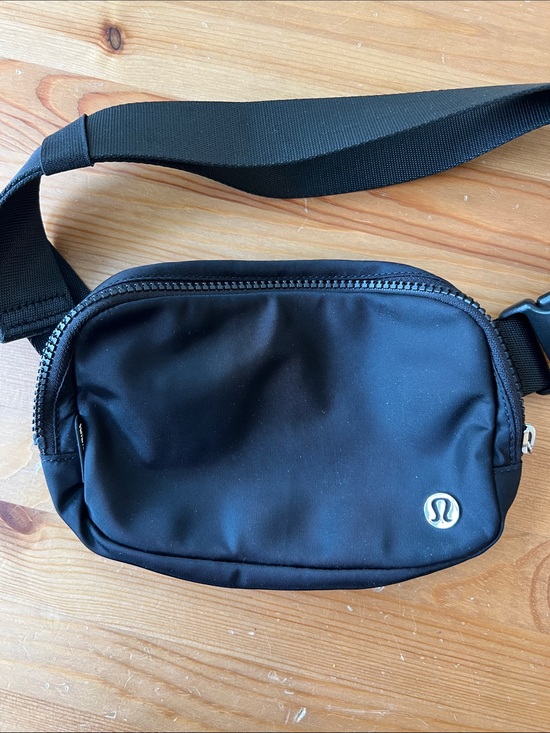 lululemon athletica Handbags - Lululemon Everywhere Belt Bag 1L